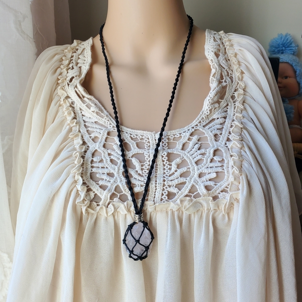💎$3 WITH BUNDLE💎 Caged rose quartz necklace